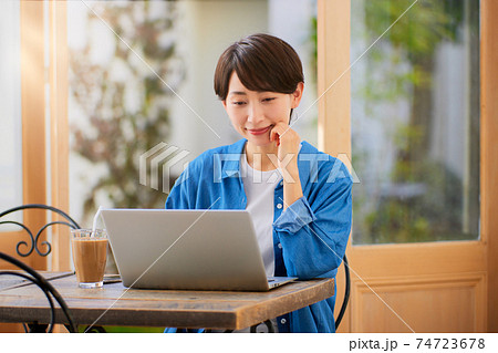 カフェで仕事をする女性 カフェで仕事をする女性 74723678