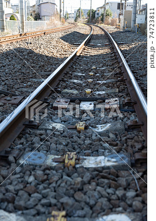 首都圏の踏切を通る鉄道の線路 74723811