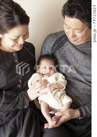 赤ちゃんとの家族写真 74723824