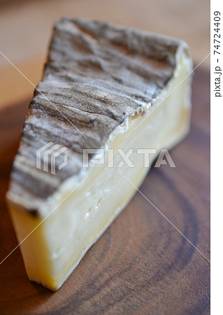 カビに覆われて熟成されたナチュラルチーズ 74724409