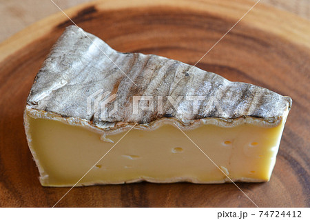 カビに覆われて熟成されたナチュラルチーズ 74724412