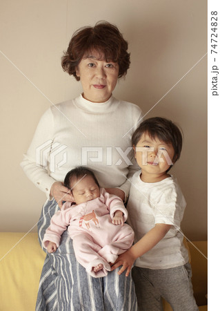 おばあちゃんと孫たちの家族写真 おばあちゃんと孫たちの家族写真 74724828