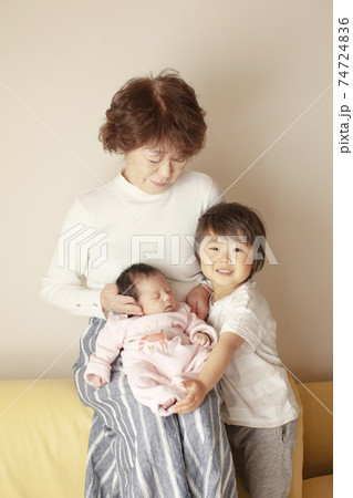 おばあちゃんと孫たちの家族写真 おばあちゃんと孫たちの家族写真 74724836