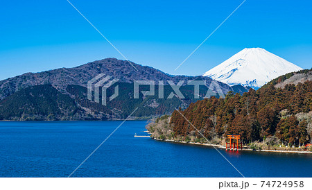 芦ノ湖と富士山　冬景 74724958
