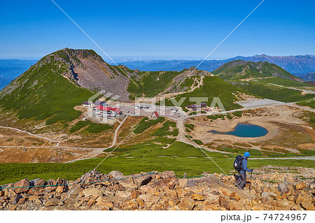 岐阜県(長野県)乗鞍岳の富士見岳の山頂から北側のバスターミナル、恵比寿岳、魔王岳、鶴ヶ池を見る 74724967