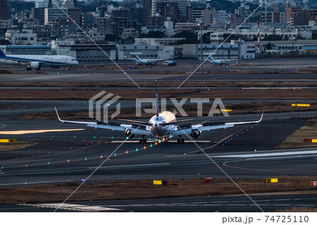 夕闇の羽田空港第一旅客ターミナルビル展望デッキからの眺め 夕闇の羽田空港第一旅客ターミナルビル展望デッキからの眺め 74725110