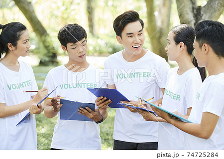 Volunteers meeting in park Volunteers meeting in park 74725284
