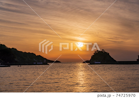 （静岡県）西伊豆町堂ヶ島　仁科魚港の夕暮れ 74725970