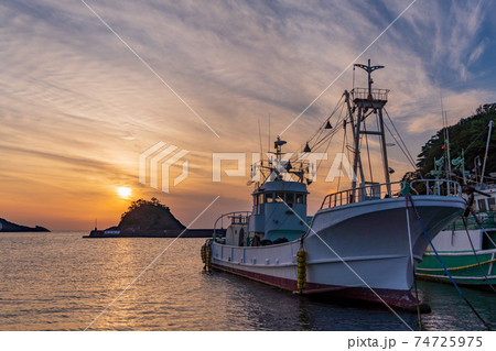 (静岡県)西伊豆町堂ヶ島 仁科魚港の夕暮れ (静岡県)西伊豆町堂ヶ島 仁科魚港の夕暮れ 74725975