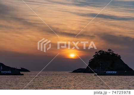 （静岡県）西伊豆町堂ヶ島　仁科魚港の夕暮れ 74725978