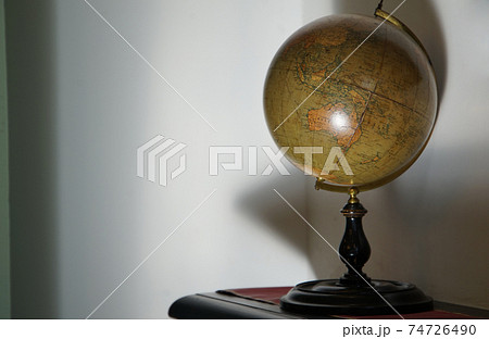 古い地球儀 74726490