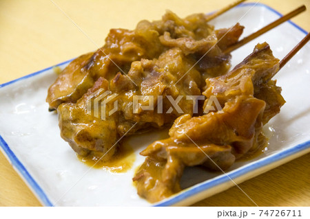 道頓堀の大衆酒場の名物のどて焼き（どて煮）を長方形の白い皿に3本盛り付けた様子。もつ煮込み。味噌煮込 74726711