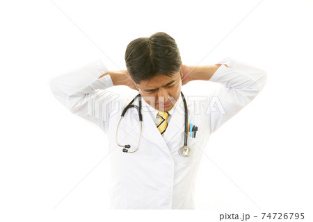 疲れた表情の医師 74726795