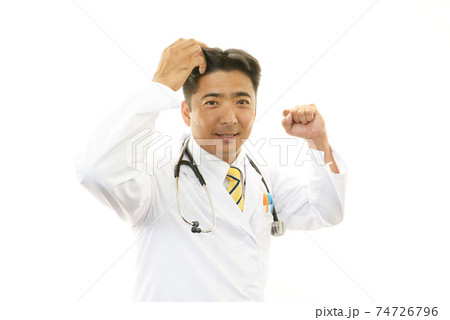 ガッツポーズの医師 74726796