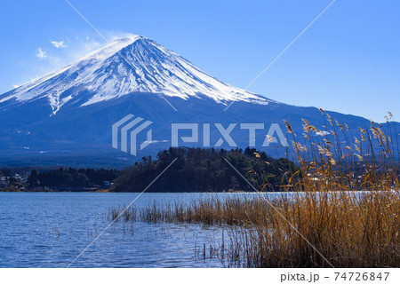 厳冬の雪積もる富士山と河口湖と快晴の空 厳冬の雪積もる富士山と河口湖と快晴の空 74726847