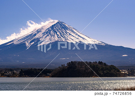 夕暮れ前の河口湖と雪積もる富士山、快晴の空 74726856