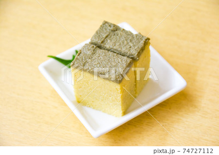 大阪市中央区千日前の下町の大衆酒場の名物メニューカステラカステラ。鯛の子と蟹味噌で形成された酒の肴。 74727112