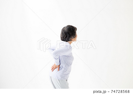 腰痛に悩むシニア女性 腰痛に悩むシニア女性 74728568
