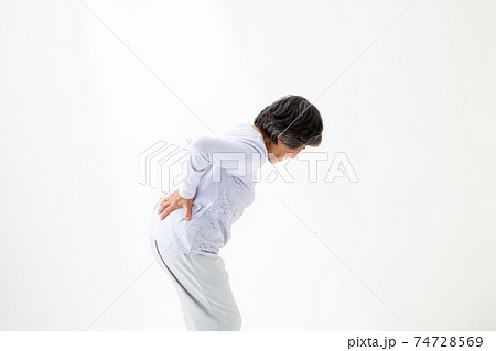 腰痛に悩むシニア女性 74728569