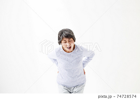 腰痛に悩むシニア女性 74728574