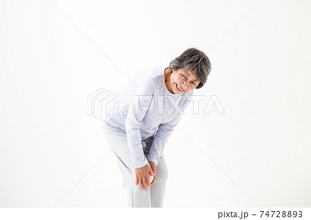 膝関節症に悩むシニア女性 74728893