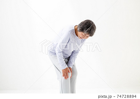 膝関節症に悩むシニア女性 74728894