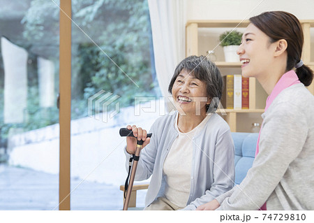 介護士と話をするシニア女性 介護士と話をするシニア女性 74729810