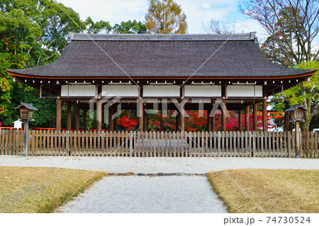 紅葉が美しい京都 上賀茂神社の外幣殿(馬場殿) 紅葉が美しい京都 上賀茂神社の外幣殿(馬場殿) 74730524