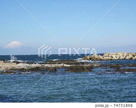 湘南三浦半島の神奈川県横須賀市荒崎公園からみた富士山の早春の写真素材 74731808 Pixta