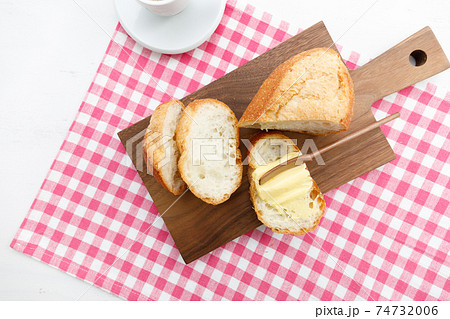 食事：バゲットとバターの朝食 74732006