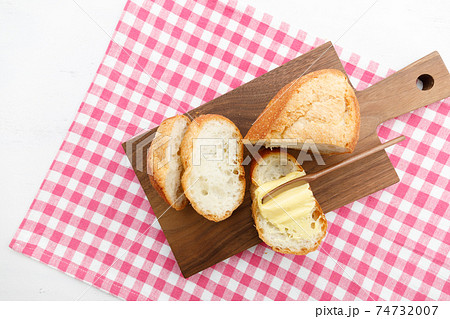 食事：バゲットとバターの朝食 74732007
