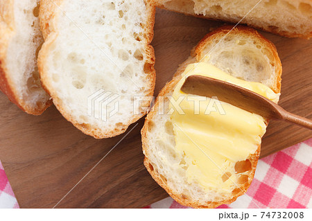 食事：バゲットとバターの朝食 74732008