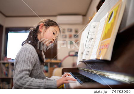ピアノを演奏する少女 74732036