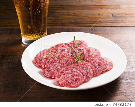 スライスしたサラミソーセージ とビール スライスしたサラミソーセージ とビール 74732178
