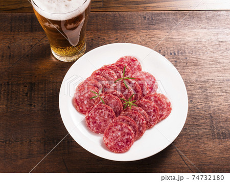 スライスしたサラミソーセージ とビール スライスしたサラミソーセージ とビール 74732180