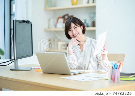 女性　テレワーク　在宅勤務　パソコン　オンラインミーティング 74732229