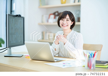 女性　テレワーク　在宅勤務　パソコン　オンラインミーティング 74732231