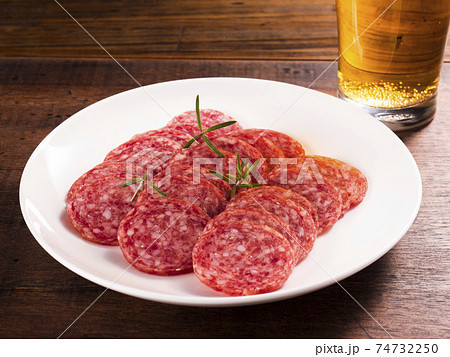 サラミソーセージ とビール 74732250