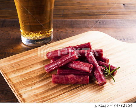 カルパスソーセージとビール カルパスソーセージとビール 74732254