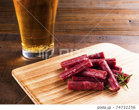 カルパスソーセージとビール カルパスソーセージとビール 74732256
