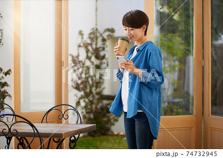 カフェでスマホを見る女性 カフェでスマホを見る女性 74732945