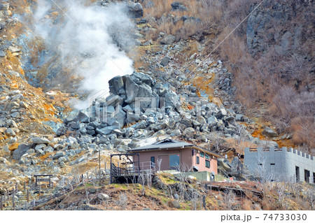 大涌谷・駐車場から眺める大涌谷の荒涼とした景色、噴煙を上げる噴気孔・神奈川・箱根町 仙石原(1) 大涌谷・駐車場から眺める大涌谷の荒涼とした景色、噴煙を上げる噴気孔・神奈川・箱根町 仙石原(1) 74733030