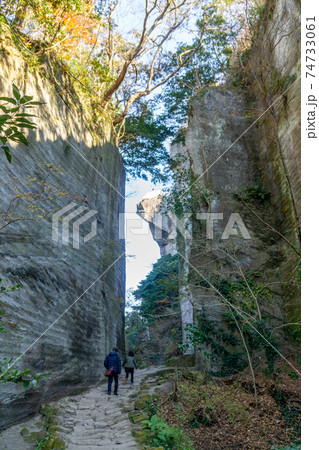 鋸山　地獄のぞき　スリル満点の絶景 74733061