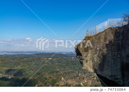 鋸山　地獄のぞき　スリル満点の絶景 74733064
