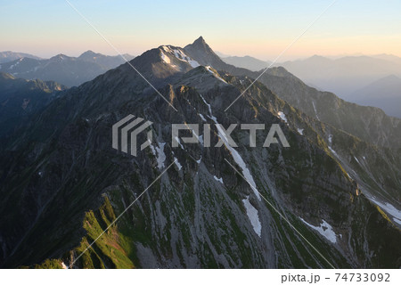 北アルプス：早朝の槍ヶ岳〜大キレットの険しい稜線 74733092