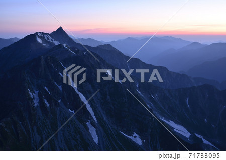 モルゲンロートに包まれる槍ヶ岳と北アルプスの山々 74733095