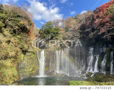 紅葉の白糸の滝 74733310