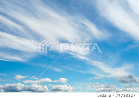 【アイスランド】流れるよう雲のある青い空 74733327