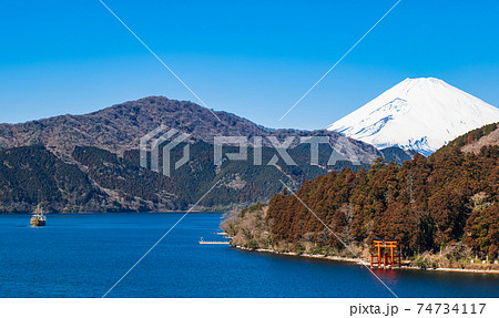 芦ノ湖　富士山と箱根神社　冬景 74734117