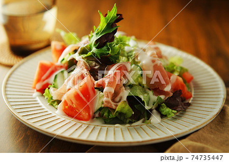 生ハムとトマトの野菜サラダ 74735447